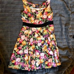 Cute floral print dress w Vintagey/rockabilly vibe